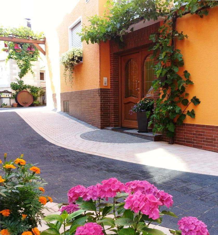Weinstube Pension Moselbluemchen Цельтинген-Рахтиг Экстерьер фото